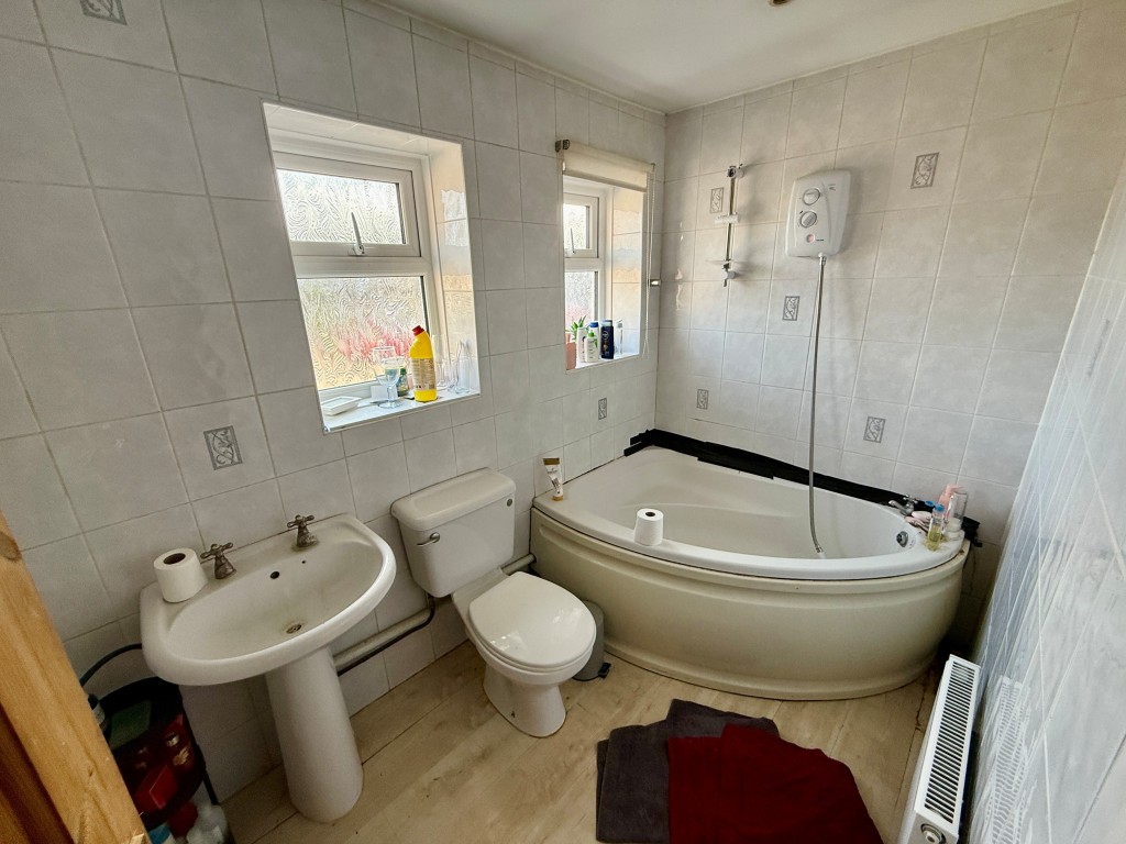 Lot: 129 - FOUR-BEDROOM HOUSE FOR IMPROVEMENT - Bathroom with W.C.
